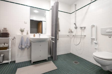 Barrierefreie, seniorengerechte und renovierte Wohnung mit Balkon und EBK in einer Servicewohnanlage