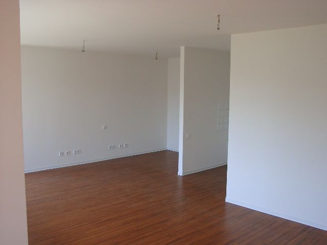 Wohnzimmer mit Blick Küche + Schlafen Wohnzimmer mit Blick Küche + Schlafen