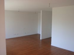 Wohnzimmer mit Blick Küche + Schlafen Wohnzimmer mit Blick Küche + Schlafen