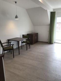 Einrichtung - Sideboard - Tisch/Stühle Einrichtung - Sideboard - Tisch/Stühle